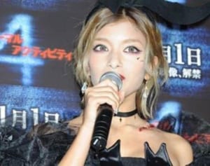 ローラ　最近起きた『怪奇現象』に「怖くて足が震えたよ」