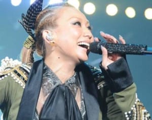 倖田來未 オフでもセクシー！“太もも露わ”で夫婦デート