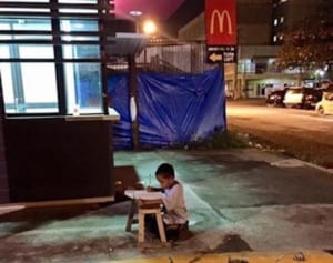 マクドナルドから漏れる明かりで勉強するホームレスの少年に心打たれる人続出