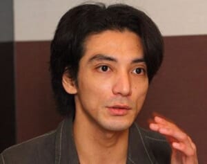 赤坂晃 実母認めた宮古島移住の伴侶「実は子持ち人妻」の衝撃