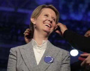 『SATC』のシンシア・ニクソン、NY州知事選から脱落するも諦めず