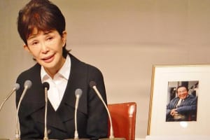 うつみ宮土理　愛川さん急逝から半年…若いイケメンと腕組みデート