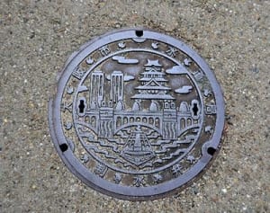 “マンホールに恋する女性”が必死で探すレア蓋とは