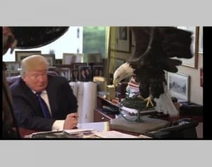 ムスリム排除宣言のトランプ氏、アメリカのシンボルに襲われる