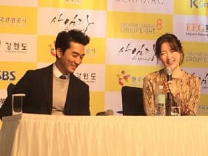 ソン・スンホン、イ・ヨンエ『師任堂』記者会見で笑顔