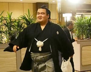 琴奨菊“献身エルメス妻”との愛の巣は「家賃7万アパート」