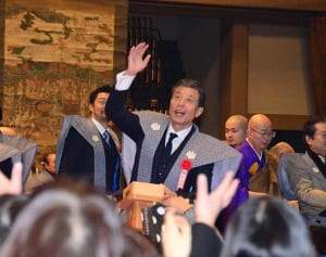 「福は内」　舘ひろしさんが豆まき　總持寺