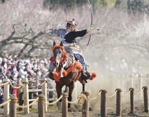 梅香る馬場を疾駆　五穀豊穣願い小田原で流鏑馬