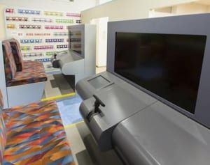 親子で並んで“運転”を　川崎の電車とバスの博物館一新