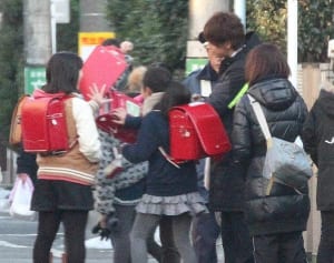 「ダメ恋」三浦翔平 ちびっ子のサイン攻めにも笑顔で応じる