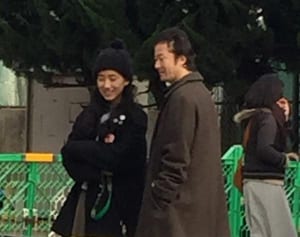 浅野忠信 18歳年下恋人とのデート、熱烈キスや見つめ合う姿も