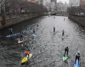 パドル軽やかに　横浜でSUPマラソン