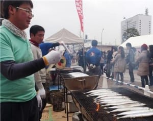 サンマ食べ東北応援　横浜の市場関係者ら