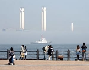 横浜港が「霧隠れ」