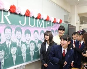 黒板の似顔絵で中学卒業祝う　近隣の美大生がサプライズで