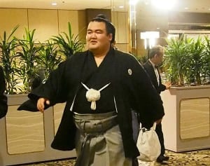 琴奨菊 大阪場所でも新妻と6畳一間付ききり、「異例」の声も