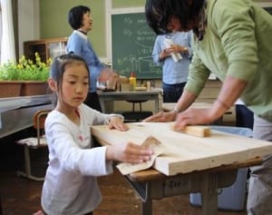 地元木材使い天板づくり　相模原の小学生