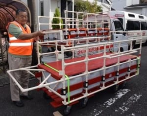 被災地の声聞き“開発”　身近な材料で「水陸両用カート」