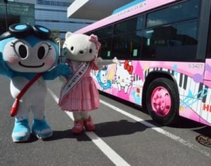 ハローキティ×ノルフィン　ラッピングバス発車