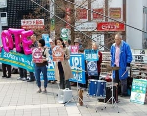 「自衛官が血を流す」　安保法施行に抗議