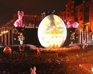 卵に立体映像　赤レンガに春到来