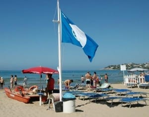 由比ガ浜に国際認証　アジア初のブルーフラッグ