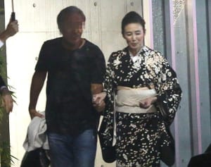 萬田久子　“チョイ悪”年上男性と親密「親指つなぎ」の夜