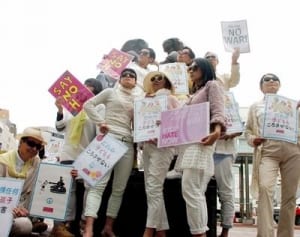 「戦争反対」無言の訴え　横浜駅前　ママの会