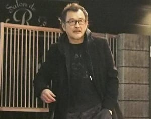 ４度目婚の吉田鋼太郎 夜遊び続行宣言も、休日は妻の鞄持ち