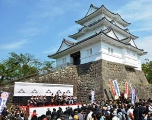 小田原城、雄姿再び　天守閣新装、長蛇の列