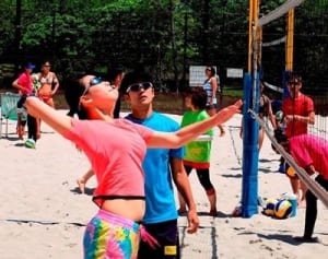 川崎の白砂でビーチバレー