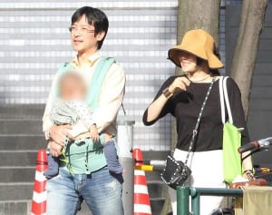 堺雅人の意外なイクメン素顔、抱っこひもで子供あやす姿も