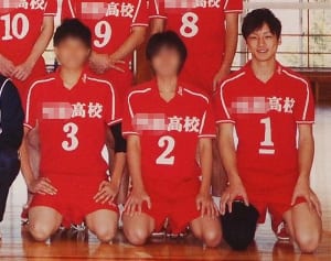 坂口健太郎 眉毛全剃りに日サロ…高校バレー部時代の意外な姿