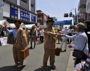 寅さんら集結　鎌倉・大船で仮装パレード