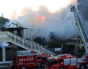 旧海軍ゆかりの料亭焼失　横須賀の「小松」