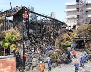 1階の燃え方激しく　全焼した「小松」で実況見分