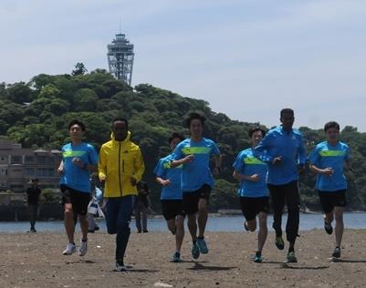 エリトリア陸上選手が江の島を疾走、プレス工業と合同練習