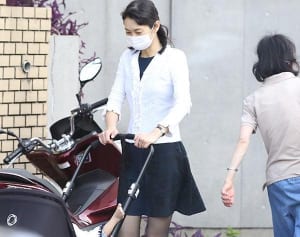 伊東美咲 誕生日もお受験奔走の妻に夫が贈った“感謝のバラ”