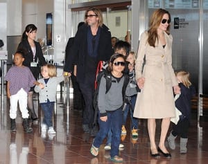 資産460億円のブラピ夫妻 移動はエコノミーの“脱セレブ教育”