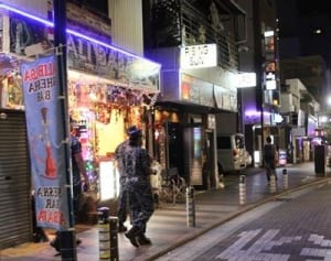 基地の街　静かな夜　米軍行動制限で