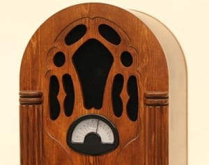 レトロなラジオ開発　家具職人が協力