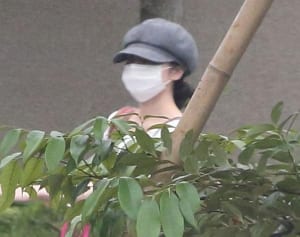 ベッキー 巨大マスクで変装…会見前日に見た“爆買い現場”