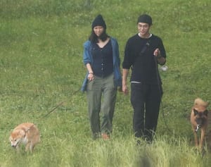 杏 出産から1カ月、未熟児双子の病室通いを支える東出の献身