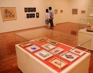 かまぼこ板でアート　箱根町で展示会