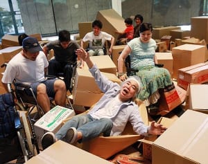 「うおーっ、ストレス！」97歳・認知症母介護をアートに