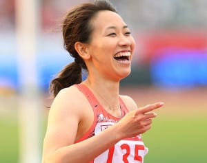 福島千里 腹筋に貼られた謎のシール「女性の不調に効く」の声