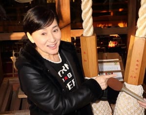 松居一代「葬儀で狼藉」報道に涙で反論「根も葉もないウソ」