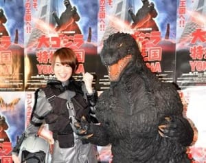 【動画】迫力のゴジラ展示　南明奈さんも応援