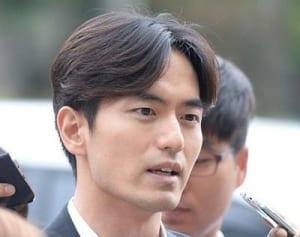 イ・ジヌク、11時間にも及んだ警察調べ後に帰宅