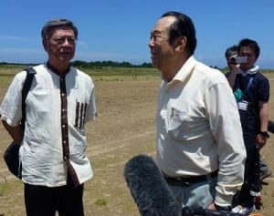 翁長沖縄知事、移設先「他にも」　馬毛島視察「辺野古唯一外して」
